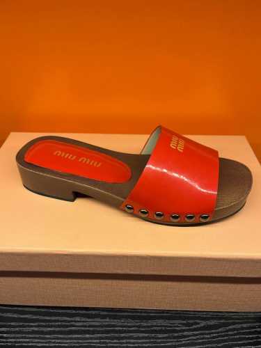 出厂 P210 彩色半袜，另＋50 对 高品质Miumiu*2025Ss缪缪春夏新款平底小牛皮凉鞋拖鞋，Zp开发 原版拆卸，细节对版秒杀市面普通版本，Miumi