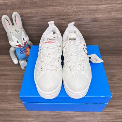 顶级版本Adidas Originals X Moncler盟可睐 皮革圆头系带低帮板鞋白色！ #原盒配件包装齐全#盟可睐夹克面料#内置原厂轻绒布#独家磨具组合