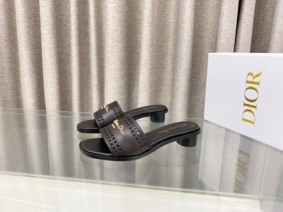 360 迪奥 Dior 2025 春夏新款D-Lane一字拖洞洞女鞋 Cd字母Logo五金扣平底圆头露趾凉拖鞋 市面顶级版本 鞋面：进口小牛皮 水里：水染羊皮内