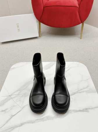 Dior迪奥2025新款靴子 采用黑色牛皮革打造，可轻松穿脱。从 Dior Book Tote 手袋汲取灵感，顶部饰以双色“Christian Dior”标志。 - 点击图像关闭