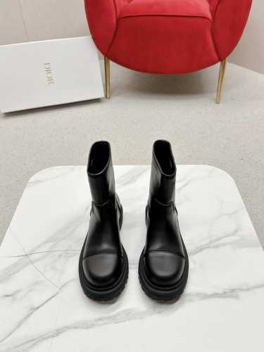 Dior迪奥2025新款靴子 采用黑色牛皮革打造，可轻松穿脱。从 Dior Book Tote 手袋汲取灵感，顶部饰以双色“Christian Dior”标志。