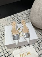 迪奥早春爆品 顶版 尖头银片高跟鞋 这款高跟鞋重新诠释了La Parusienne Dio*系列黑色漆皮牛皮革鞋面搭配银色调牛皮革金属饰牌，打造镜面效果！优雅的