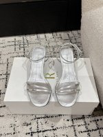 the Row潮牌 25: 春夏新款 猫跟 细带 凉鞋 细带凉鞋只服Tr一如既往的简单 超强设计感 线条简洁流畅 虽然没有过多的元素点缀 只有两根细带支撑鞋面