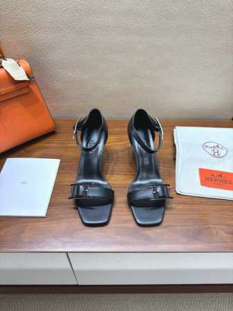 Hermes 爱马仕经典H高跟凉鞋系列时尚经典又百搭 超级舒服 历时半年拆卸原版开发 匠心精神 每个细节都做到极致 设计简约流畅 打造时尚经典柔美造型 材质: - 点击图像关闭