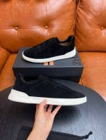 ermenegildo zegna 杰尼亚 系带男士休闲板鞋此 triple stitch 运动鞋由反绒牛皮制成，鞋身外腰压印品牌名称，ip超轻鞋底缝线鲜明。牛