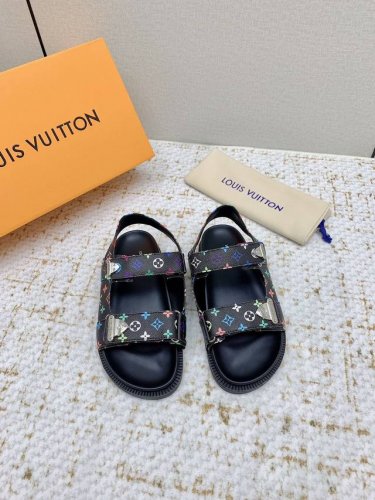 出厂 高版本 Louis Vuitton 路易威登 最新时尚休闲半凉鞋～代购级当季最新潮品 众多博主纷纷种草，入购原版开模定制 镂空组合设计与应用语言学硕士专业