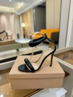 价格P： 吉安维托 罗西 Gianvito Rossi 轻松移动。这款时尚高跟凉鞋 秉承了其传统意大利工艺，专注精巧细节，打造优雅女人味，每一双吉安维托 罗西