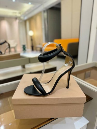 价格P： 吉安维托 罗西 Gianvito Rossi 轻松移动。这款时尚高跟凉鞋 秉承了其传统意大利工艺，专注精巧细节，打造优雅女人味，每一双吉安维托 罗西