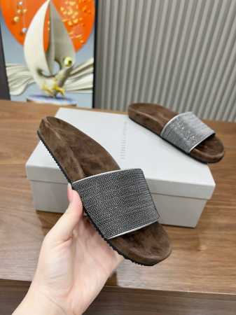 BrunelloCucinelli 。B C时尚休闲拖鞋新款。面料：进口牛绒+羊皮。内里进口牛绒，，纯铜珠链，上脚美观大方，百分百原版开发。原版包装，码数，36 - 点击图像关闭