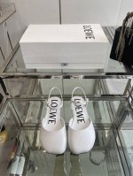 Loewe 罗意威 25Ss春夏最新款 平底 时装凉鞋 今年超火的品牌 好多明星网红时尚博主种草 喜欢这种风格的小仙女必须要入手哦 鞋头大头的设计 超级有味道