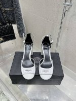 高版本 versace 范思哲 早春款 跟粗跟中空 凉鞋海外热销冠军 yb一致 原鞋开发楦型 各大时尚博主及明星 网红 已经人手一对 如此出众的美 让人过目不忘