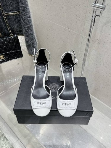 高版本 versace 范思哲 早春款 跟粗跟中空 凉鞋海外热销冠军 yb一致 原鞋开发楦型 各大时尚博主及明星 网红 已经人手一对 如此出众的美 让人过目不忘