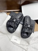 Chanel2025新款双C厚底蝴蝶结拖鞋 时尚界永恒的经典。标志性双C 与蝴蝶结元素，是奢华与优雅的象征，一眼便心动。多样色彩与材质，适配不同穿搭场景，无论是
