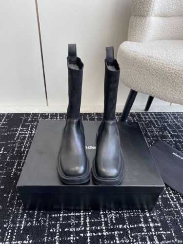 代购级 2024秋冬 新款 Alexander Wang 原版的材料 亚历山大王最新元素牛筋底 复古休闲风，女生冬季必备，由黑色小牛皮制成，采用粗中跟设计镶上金