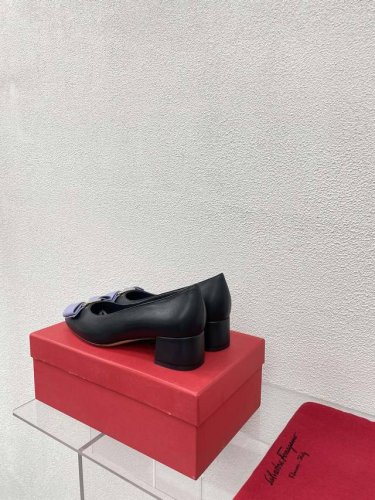 小羊皮 舒适 拼色 平底蝴蝶结 经典五金扣件 鎏金工艺 Ferragamo 黑紫24 菲拉格慕 平底鞋拖鞋 今期高频曝光 人对Fam刮目相看加上各路明星 更加适