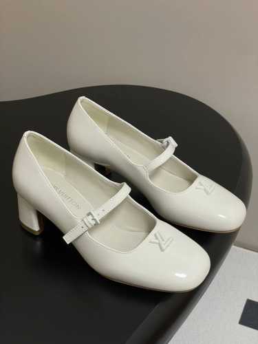 25Ss早春新款Louis Vuitton Lv Swing 高跟鞋最火最新金属跟玛丽珍后空粗跟凉鞋字母标高跟单鞋 选用柔软 皮革塑造易于穿脱的设计，以利落线条