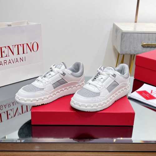 顶级代购版本 跑量不议价 情侣款华伦天奴 Valentino Garavani Freedots男士运动鞋将滑板休闲鞋 男士女士真皮板鞋 认准我家细节实拍 购入