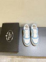工厂价 高版本 新款PRADA 普拉达 专柜同步上市原版开模防滑大底，精美线条、简约大气，上脚感超级舒适上档次、休闲旅游。小萝莉的福利来了，增高厚底鞋。 鞋面头