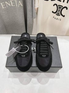 高版本出厂 半托 Prada*普拉达P家25ssfw～new新款绑带休闲鞋，低调奢华懒人鞋，富人的不二选择！软胶底素有踩云感之称～舒适度百分百细腻反绒皮鞋面，鞋