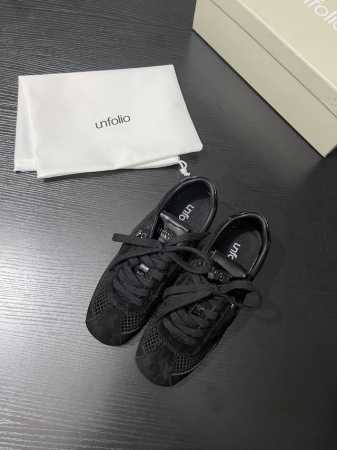 Unfolio 新品网面拼接设计，透气又轻盈。简约系带造型，随性中透着精致 。无论是运动风穿搭还是休闲造型，都能轻松适配，让你轻松走在潮流前沿。鞋面牛麂皮 牛皮 - 点击图像关闭