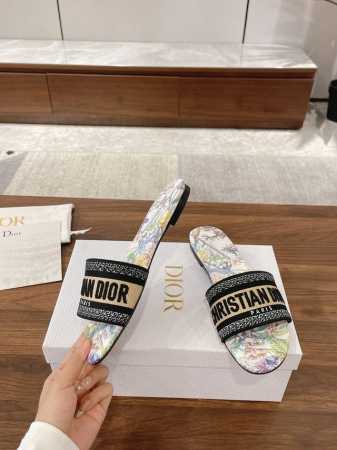 Dior 迪奥 Dway春夏新款一字刺绣拖鞋顶级代购版本 Cd字母Logo立体刺绣圆柱跟凉鞋 方头粗跟果冻色露趾拖鞋 鞋面：原版一致高温水溶棉质电绣科技真丝面料 - 点击图像关闭