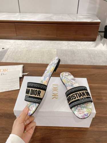 Dior 迪奥 Dway春夏新款一字刺绣拖鞋顶级代购版本 Cd字母Logo立体刺绣圆柱跟凉鞋 方头粗跟果冻色露趾拖鞋 鞋面：原版一致高温水溶棉质电绣科技真丝面料