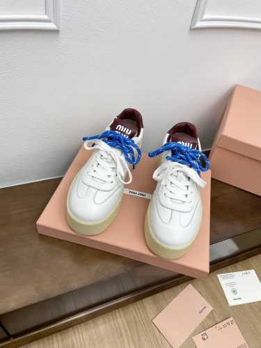 顶级版本miumiu缪缪2024秋冬新款增高厚底休闲运鞋 MiuMiu秀场适当独一无二的擦色工艺工艺来自Miu Miu系列的细节特写 新季的潮流要素一 与此刻挚