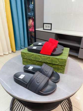 出厂价 Gucci 家高端男士夏季拖鞋，鞋面材质头层牛皮压印品牌logo，私模大底，细节完美，尽显大牌风范，休闲宽松舒适型，高品质精品，夏季必入哦！ Size： - 点击图像关闭