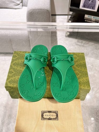 跑量 Gucci女士饰马衔扣夹趾凉鞋 顶级版 春夏网红必备拖鞋 Yp一比一还原，所有细节 材质 舒适度 全部跟原版一样了 复刻度98%。 码数：35-41 41