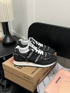 橙子出厂价p 缪缪 Miumiu X New Balance 574联名款 Nb复古运动鞋 跑步鞋 阿甘鞋 大秀上爆出的这双与New Balance 新百伦57