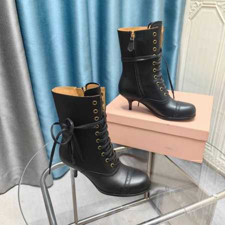 Miu Miu 24ss秋冬走秀新款复古矮跟圆头系带！鲨疯啦，new arrival～ 经典复古机车靴造型，帅气摩登！冬靴夏穿 不失为一种时尚潮流！这款真的太给 - 点击图像关闭