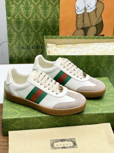 Gucci顶级版本重磅来袭原版一比一复刻 大底饰扣独家开模 专柜最新早秋款德训鞋 打造属于完美的风格 穿上立刻显现出无龄感 超百搭 皮 采用进口摔纹皮 布 进口