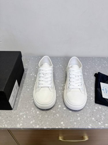 prada 普拉达 25Ss春夏新款 圆头 帆布鞋 科技帆布最新黑科技 相隔几年prada又给我们带来好看的饼干鞋了 时髦精绝对不能错过的必入款 没有任何繁杂装