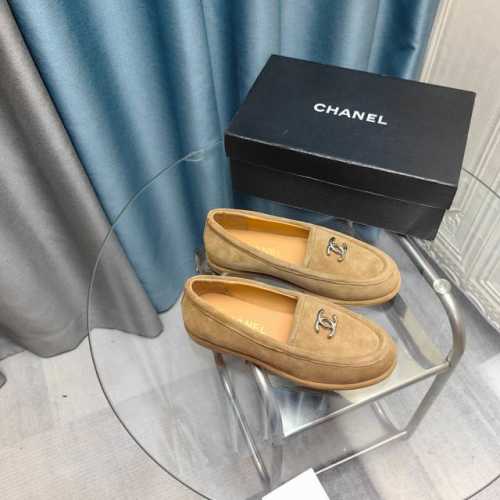 Chanel 24K秋冬新款乐福鞋 新款双C经典 上脚很舒服诶 美拉德棕色还是很适合秋冬的～ 鞋面麂皮 牛皮 内里羊皮 真皮大底 Size:35-39 其他码数