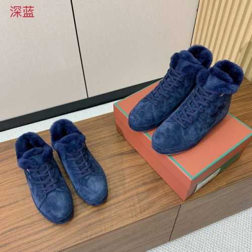Loro Piana 休闲毛里运动鞋。意大利顶级羊绒复古优雅低调奢华。时尚性与皮料实用性同样兼具依然全网最高品质。鞋面羊京丝质柔滑。羊皮里和A级羊毛内里。耐磨高
