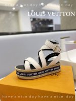 价格 Louis Vuitton 走秀款厚底凉鞋 香港原版购入一比一开模 今年的款式比去年增加了老花原素 显得更为大牌 皮面款采用原版仿旧打蜡牛皮 内里垫脚全羊