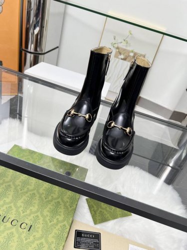 出厂价pp： 女装女鞋 运动原单 2025最新版古琦Gucci 热卖 非常好搭配内侧拉链设计，方便穿脱‘品牌饰扣 跟高：6Cm 面料：牛皮 开边珠 内里 垫脚：