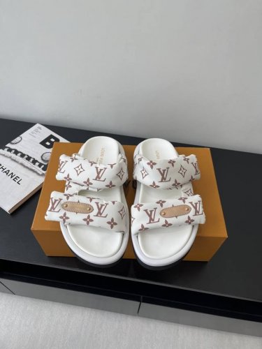 Lv 2025爆款 浮雕Logo 压花 凉拖鞋 pool pillow Comfort 平底凉拖取材科技织物 以高频压印技术重绎 Monogram 图案 柔软加