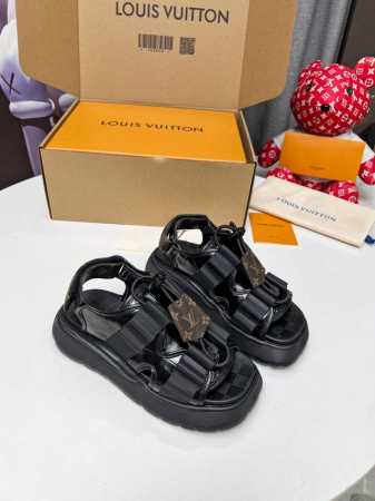 Louis Vuitton 路易威登本款 Chameleon 凉鞋拼合帆布和绒面牛皮革，以前卫风范初次亮相2025 Cruise 早春时装秀。皮革子弹带和Mon - 点击图像关闭