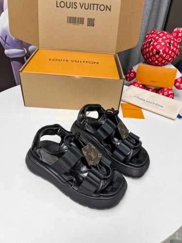 Louis Vuitton 路易威登本款 Chameleon 凉鞋拼合帆布和绒面牛皮革，以前卫风范初次亮相2025 Cruise 早春时装秀。皮革子弹带和Mon