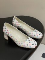 25Ss早春新款Louis Vuitton Lv Swing 高跟鞋最火最新金属跟玛丽珍后空粗跟凉鞋字母标高跟单鞋 选用柔软 皮革塑造易于穿脱的设计，以利落线条