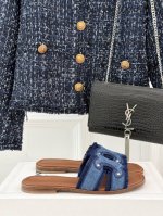 厂价 celine 赛琳经典凯旋门平底拖鞋 好穿又出片的度假风凉拖 满满的法式浪漫风情 话说H拖遍地都是夏天 但凯旋门能让你与众不同 鞋型整体就很轻便 自重很轻
