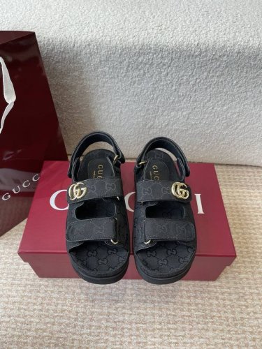 gucci 25Ss 春夏系列Gg菱形新款男女厚底休闲拖鞋 凉鞋 由经典真皮电绣菱形条纹＋配双G金属扣作为品牌的标志性象征制作而成打造令人惊艳的作品焕新演绎！