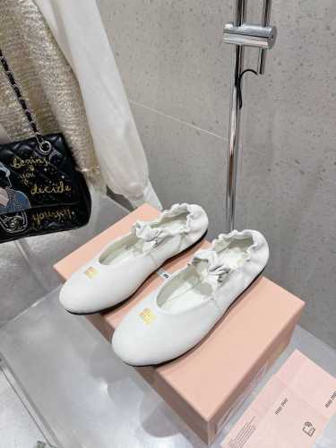 Miumiu缪缪 秋冬新款玛丽珍芭蕾舞鞋 Miumiu秀场 复古风独一无二的来自Miu Miu系列的细节特写 新季的潮流要素一 适当 面料：进口原版进口羊皮 内