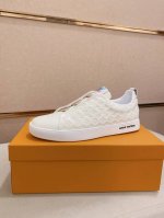 工厂P价 Lv 路易威登。最新潮鞋休闲鞋实体店爆款38-44码。 新品春夏季舒适进口定制原版牛皮，独特提花面料元素设计。搭配羊皮内里，Lv原版底， 高端包装高品