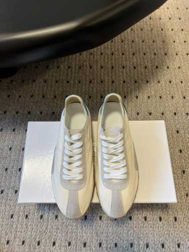 顶级品质 Maisonmargiel* Mm6德训休闲鞋 鬼才设计师品牌，一个轻奢品牌上脚很百搭哦，也很随脚舒适，这一款德国训练鞋延续了经典的T形真皮拼接设计，