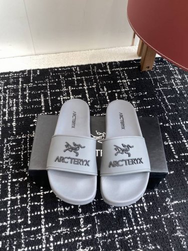 代购级 Arcteryx 25Ss 春夏男款 沙滩拖鞋 国内国外专柜断货王，找遍国内专柜心心念念终于到手 第一眼开箱看到实物让我太惊讶了，太喜欢了呼吁闺蜜们组团
