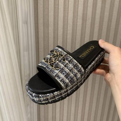 小香 25 2025 春夏新品 专柜经典款 小香双C扣平底拖鞋系列上新 时尚圈的绝绝子 搭配将演绎着细致 极简 永不褪去的经典元素 展现与众不同的穿搭风格美到无