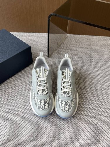 Dior 迪奥 B22系列 运动鞋 老爹鞋 这款 B22 运动鞋已成为 Dior 别具一格的经典新品 时尚而富有运动风范 采用网眼织物精心制作 科技面料，以反光