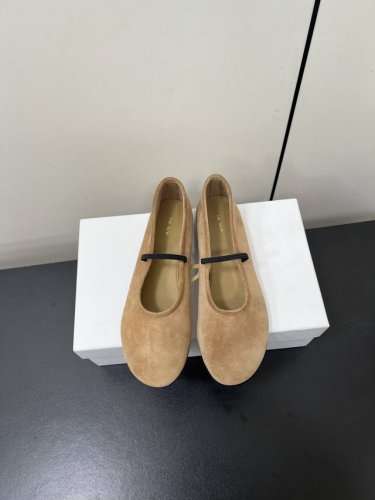 the Row 肯豆、白百何同款 Therow平底芭蕾鞋 这是小众品牌Therow玛丽珍鞋里的一双隐藏版芭蕾鞋，上脚无敌好看，且好穿。 火爆程度虽不及玛丽珍和人